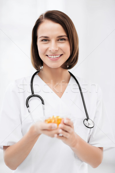Arzt halten Schüssel Kapseln Gesundheitswesen medizinischen Stock foto © dolgachov