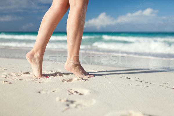 Foto d'archivio: Primo · piano · donna · gambe · mare · shore · estate