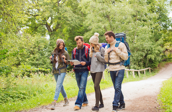 Groep glimlachend vrienden wandelen avontuur reizen Stockfoto © dolgachov