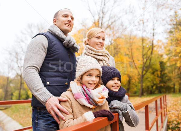 Familia feliz otono parque familia infancia temporada Foto stock © dolgachov