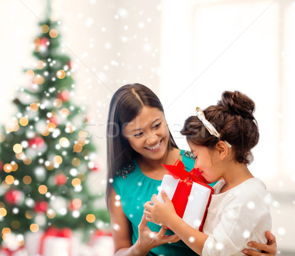 Mutlu anne çocuk kız hediye kutusu Noel Stok fotoğraf © dolgachov