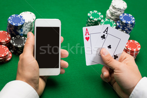 Casino giocatore carte smartphone chip online Foto d'archivio © dolgachov