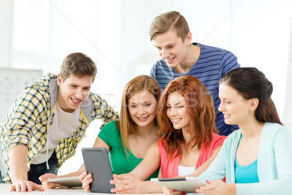 Foto stock: Sorridente · estudantes · escolas · educação · tecnologia