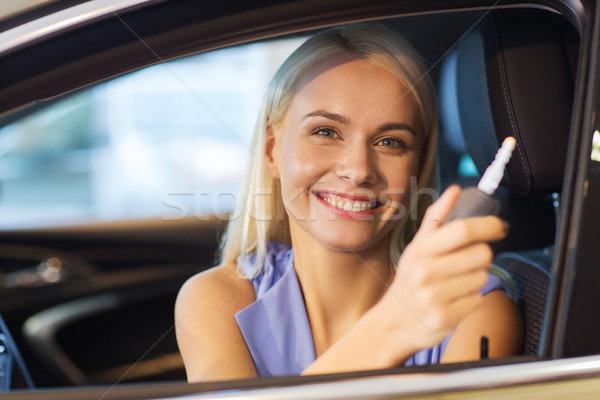 Foto stock: Feliz · mujer · auto · mostrar · salón