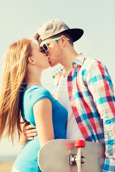 Sonriendo Pareja skateboard besar aire libre vacaciones Foto stock © dolgachov