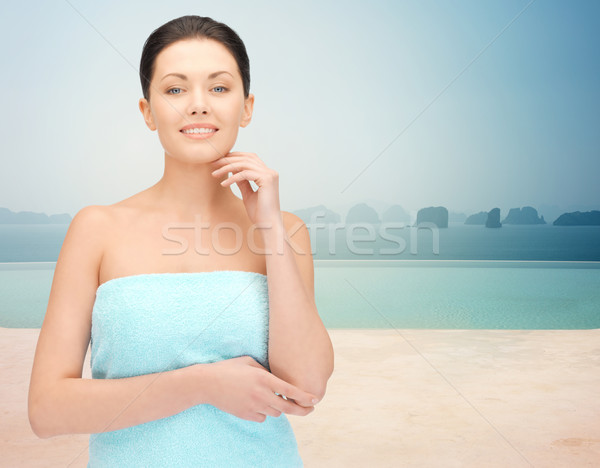 Foto stock: Bela · mulher · toalha · infinito · piscina · recorrer