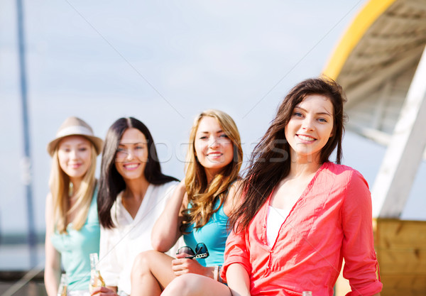 Meninas bebidas praia verão férias férias Foto stock © dolgachov