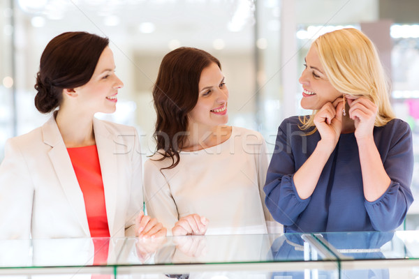 Szczęśliwy kobiet kolczyki biżuteria sklepu Zdjęcia stock © dolgachov