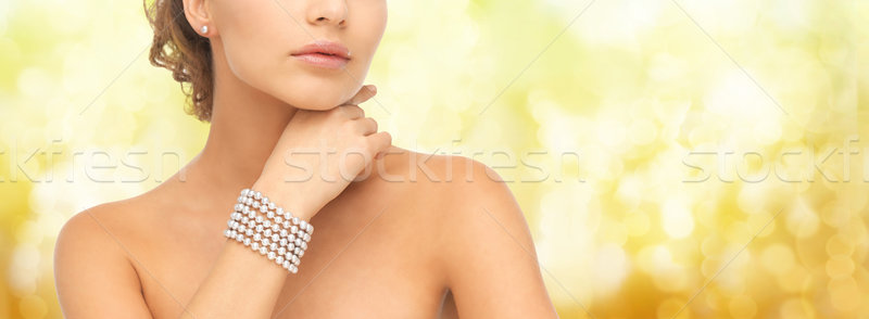 Belle femme perle bracelet boucles d'oreilles beauté luxe Photo stock © dolgachov