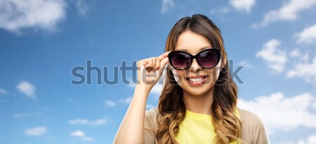 Sorridente mulher jovem óculos de sol praia férias de verão turismo Foto stock © dolgachov