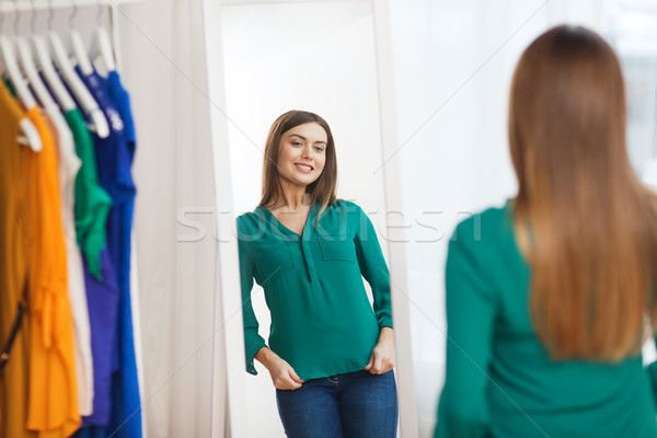 Fericit femeie prezinta oglindă acasă dulap Imagine de stoc © dolgachov