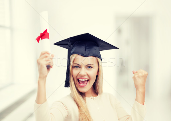 Estudante graduação boné certidão feliz mulher Foto stock © dolgachov