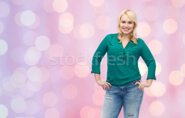 Glimlachend jonge vrouw shirt jeans vrouwelijke geslacht Stockfoto © dolgachov