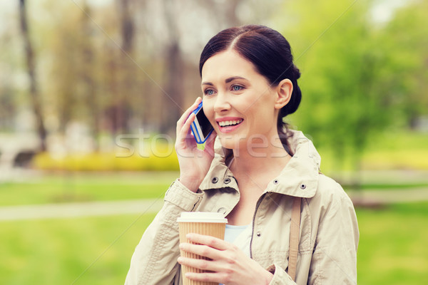 Foto d'archivio: Donna · sorridente · smartphone · caffè · parco · bevande · tempo · libero