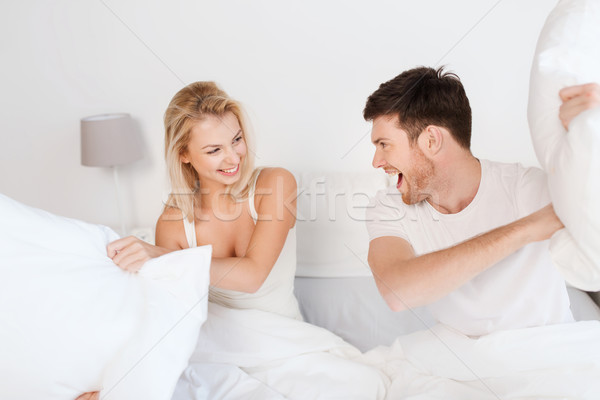 [[stock_photo]]: Heureux · couple · bataille · d'oreillers · lit · maison · personnes