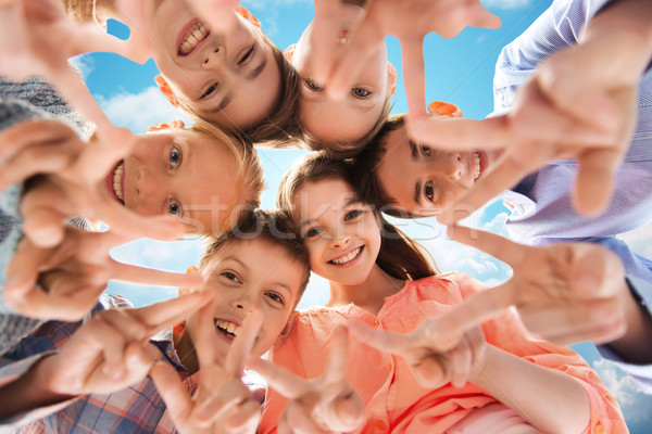 Boldog gyerekek mutat béke kézjel gyermekkor Stock fotó © dolgachov