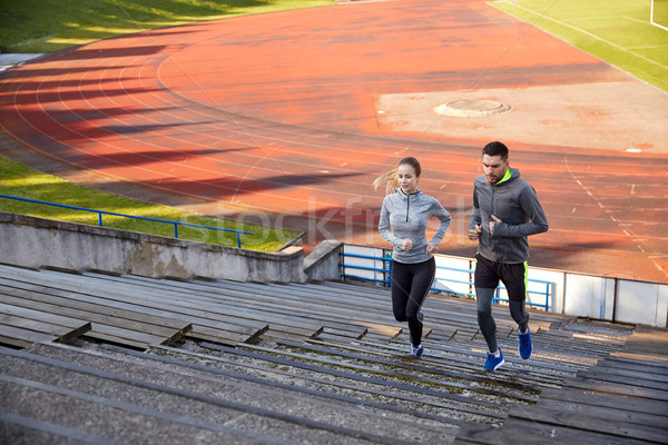 Foto stock: Feliz · Pareja · ejecutando · arriba · estadio · fitness