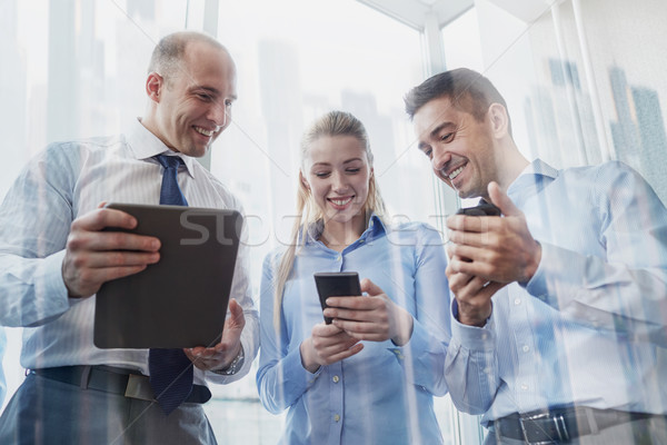 üzletemberek táblagép okostelefonok üzlet csapatmunka emberek Stock fotó © dolgachov