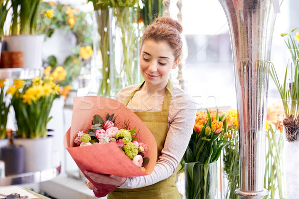 Uśmiechnięty kwiaciarz kobieta kwiaciarnia ludzi Zdjęcia stock © dolgachov