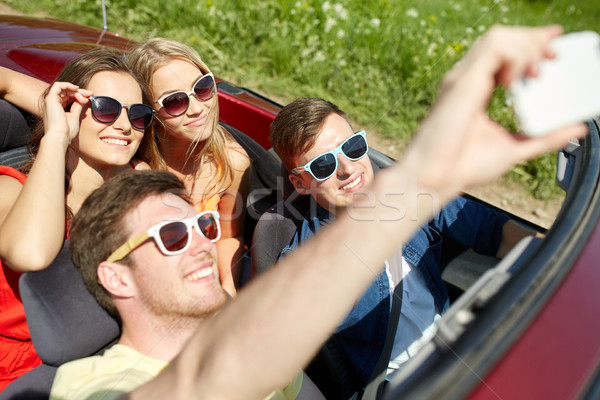 Prietenii conducere cabrioleta maşină timp liber Imagine de stoc © dolgachov