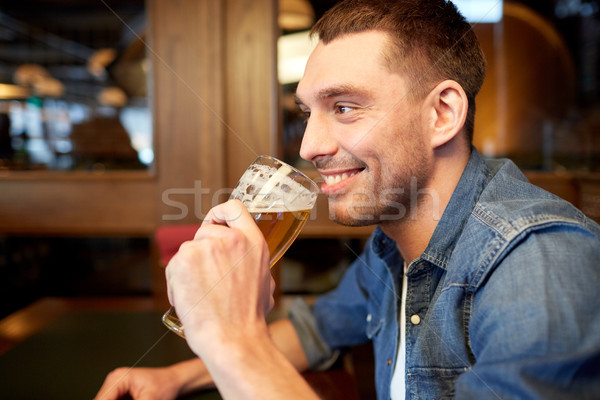 Foto stock: Feliz · homem · potável · cerveja · bar · pub