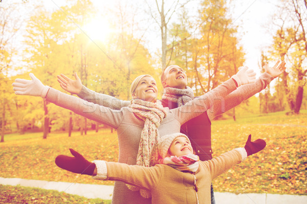 Szczęśliwą rodzinę jesienią parku rodziny dzieciństwo Zdjęcia stock © dolgachov
