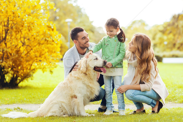 Foto stock: Família · feliz · labrador · retriever · cão · parque · família · animal · de · estimação
