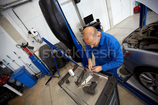 Monteur man sleutel auto workshop Stockfoto © dolgachov