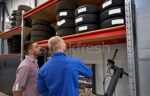Mecânico homem escolher pneus carro compras Foto stock © dolgachov
