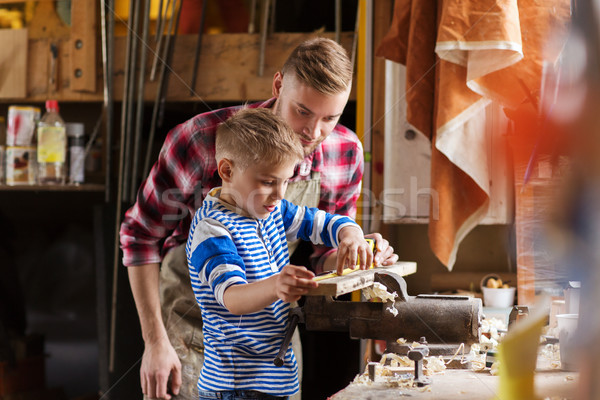 Baba oğul cetvel ölçmek ahşap atölye aile Stok fotoğraf © dolgachov