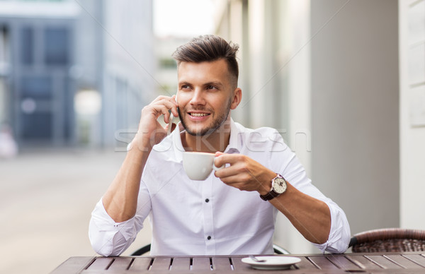 Człowiek kawy wzywając smartphone miasta Kafejka Zdjęcia stock © dolgachov