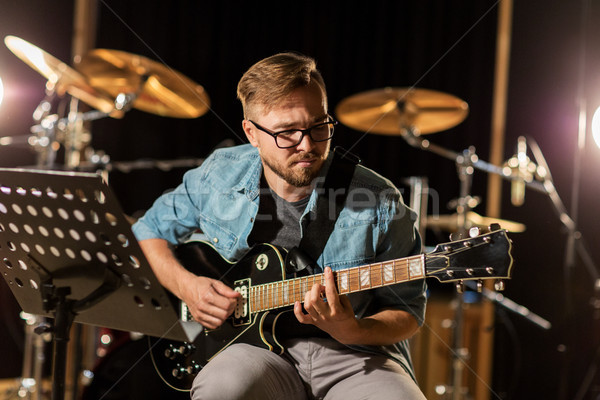 Hombre jugando guitarra estudio música Foto stock © dolgachov