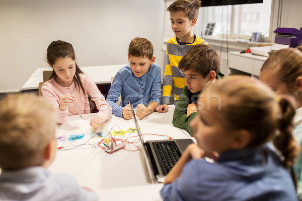 Copii inventie robotica şcoală educaţie Imagine de stoc © dolgachov