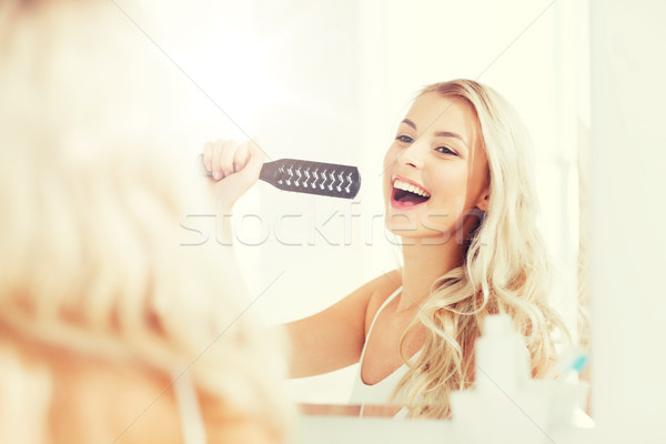 Boldog nő énekel haj ecset fürdőszoba Stock fotó © dolgachov