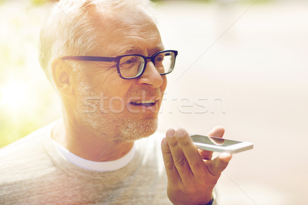 Yaşlı adam ses komuta teknoloji Stok fotoğraf © dolgachov