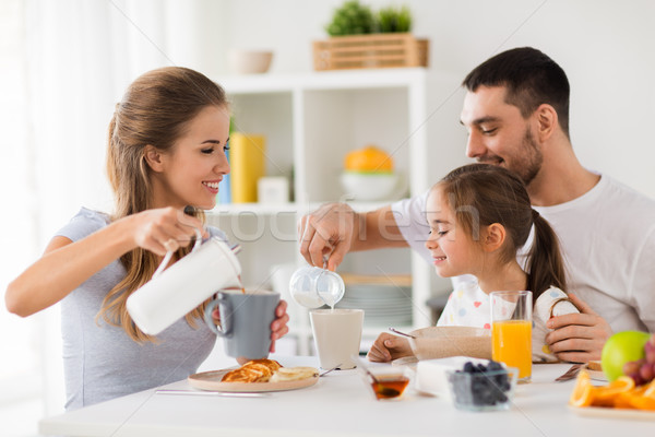 Сток-фото: счастливая · семья · завтрак · домой · семьи · еды · люди