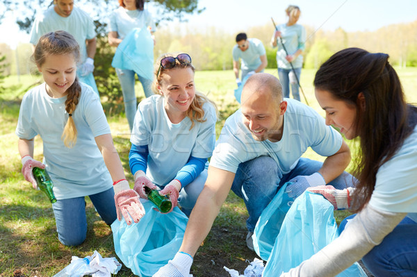 Foto stock: Voluntarios · basura · bolsas · limpieza · parque · voluntariado