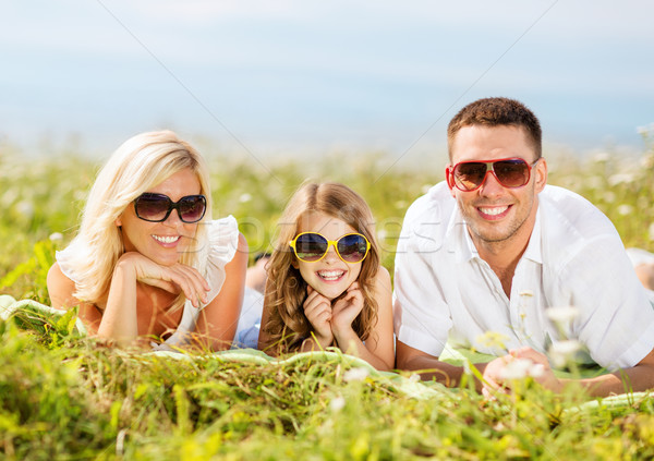 [[stock_photo]]: Famille · heureuse · ciel · bleu · herbe · verte · été · vacances · enfants