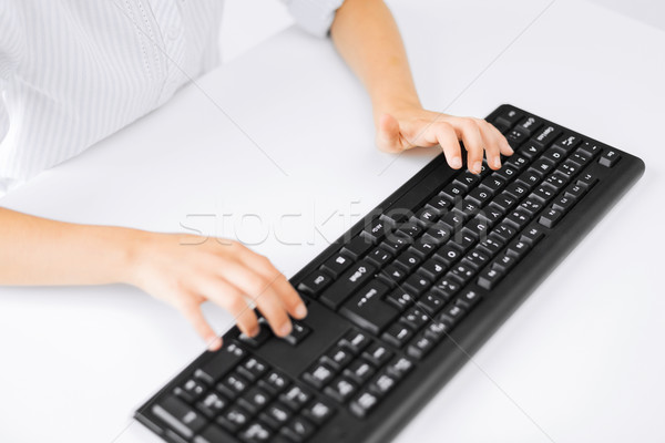 Student meisjes handen typen toetsenbord onderwijs Stockfoto © dolgachov