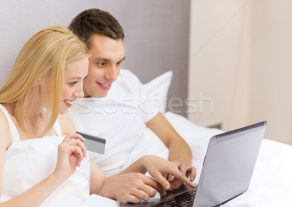 Pár ágy laptop számítógép hitelkártya hotel utazás Stock fotó © dolgachov