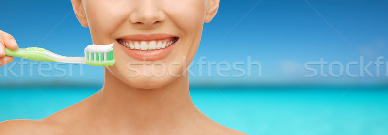 Mujer cepillo de dientes belleza dentales salud mujer hermosa Foto stock © dolgachov