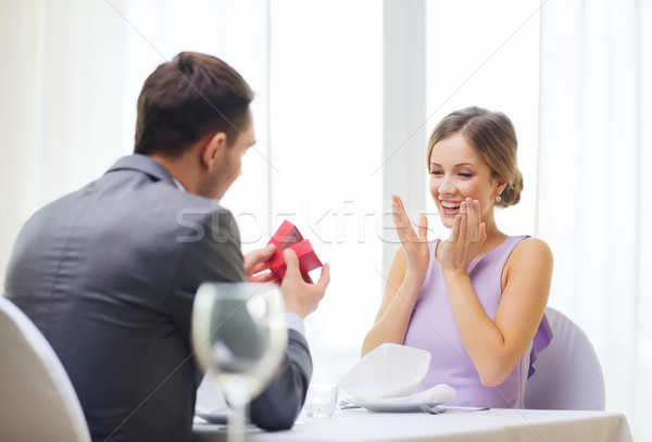 Animado mulher jovem olhando namorado caixa restaurante Foto stock © dolgachov
