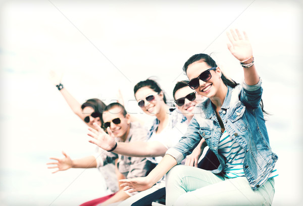 Csoport tinédzserek integet kezek nyár ünnepek Stock fotó © dolgachov
