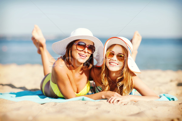 девочек солнечные ванны пляж лет праздников отпуск Сток-фото © dolgachov