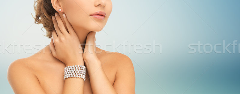 Mujer hermosa perla pendientes pulsera belleza personas Foto stock © dolgachov