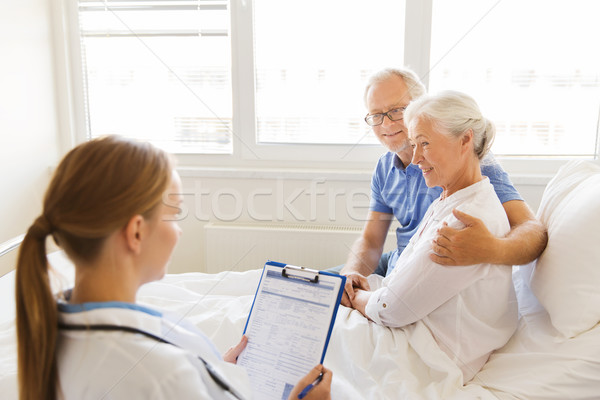 Senior femeie medic clipboard spital medicină Imagine de stoc © dolgachov