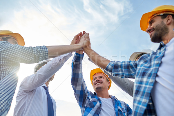 Construtores high five negócio edifício Foto stock © dolgachov