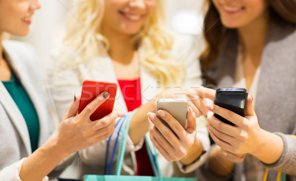 Gelukkig vrouwen smartphones verkoop Stockfoto © dolgachov