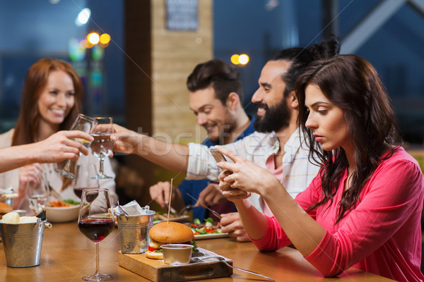 Stockfoto: Vrouw · smartphone · vrienden · restaurant · recreatie · technologie