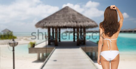 Fiatal nő napszemüveg tengerpart nyári vakáció turizmus utazás Stock fotó © dolgachov